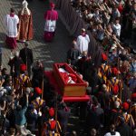 Papa, il feretro nella Basilica di San Pietro