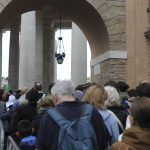 Fila di fedeli per rendere omaggio alla tomba di Papa Francesco