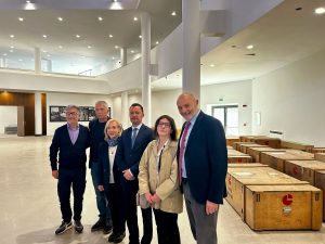 Da sinistra, dopo due dipendenti della Soprintendenza, Daniela Vullo, Scarpinato, Donata Giunta, direttrice del parco archeologico di gela e Mario La Rocca dg dei Ben culturali