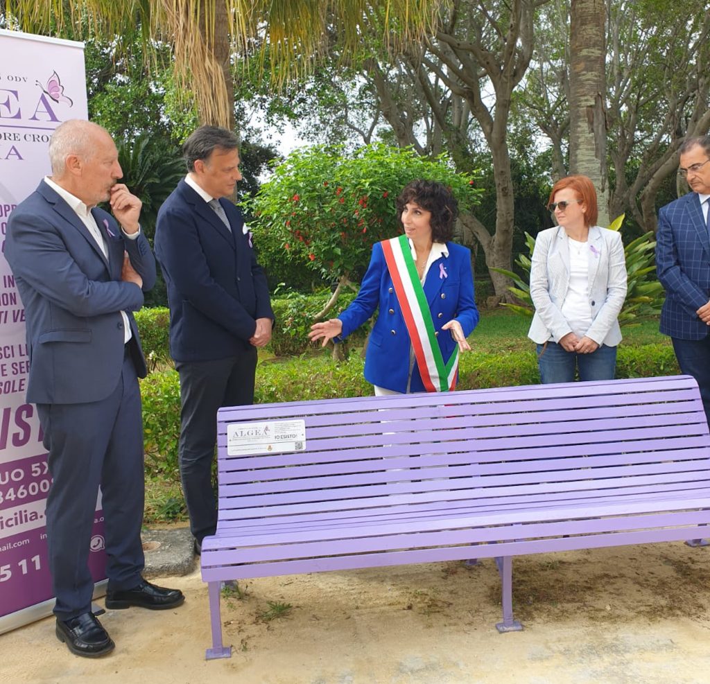 Giornata mondiale della fibromialgia, una panchina viola a Villa Niscemi