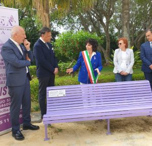 Giornata mondiale della fibromialgia, una panchina viola a Villa Niscemi