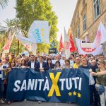 Piazza gremita a Palermo per dire no allo sfascio della sanità siciliana. Di Paola (M5S): “Da qui parte oggi l’alternativa al governo Schifani”. Forza Italia Sicilia: “Da Conte solo annunci”