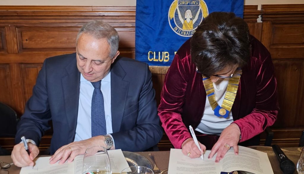 Foto Firma Carta Etica dello Sport al femminile con Lagalla e Patrizia Correnti