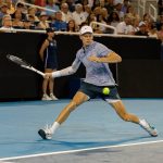 Buona la prima di Sinner a Doha, Machac ko in 2 set