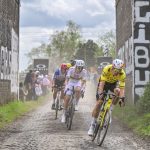 La Parigi-Roubaix a Wout Van Aert, battuto in volata Tadej Pogacar