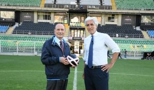 Schifani sul prato del barbera con il presidente del Palermo Dario Mirri
