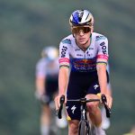 Evenepoel beffa Pogacar e vince la 15esima tappa al Tour, ritiro Vingegaard