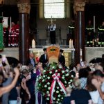 Don Mazzi, a Milano l’addio tra applausi e commozione