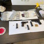 Napoli, sequestrati a Casavatore 2 kg di hashish e tre pistole. Un arresto