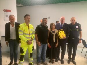 Ass Caruso in consegna defibrillatori