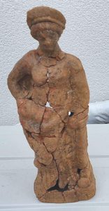 Necropoli.Deposizione n. 612. Piccola statua di terracotta “Tanagrina”. Fine III sec.a.C.